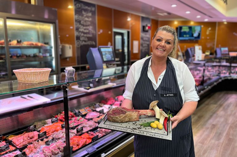 Frau Jetses; Fleischtheke Kutsche-Märkte mit dem Greater Omaha Packers Tomahawk-Steak