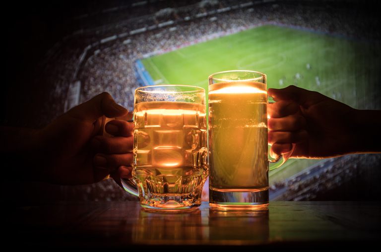 Ein Prosit mit Bier bei der Fußball EM