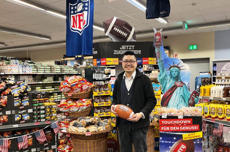 Super Bowl Aufbai im Markt in Voxtrup