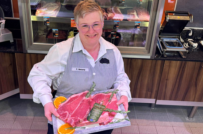 Kutsche-Mitarbeiterin präsentiert Fleisch der Marke Scotland Hills