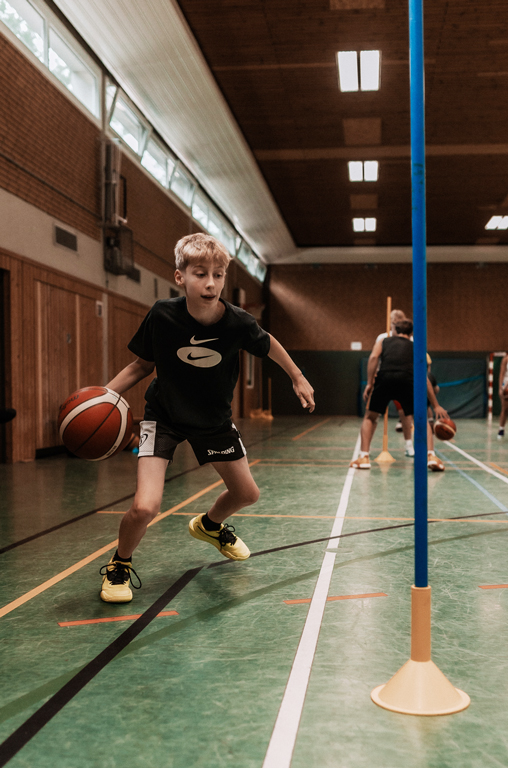 Jugendliche lernen neue Techniken während des Camps