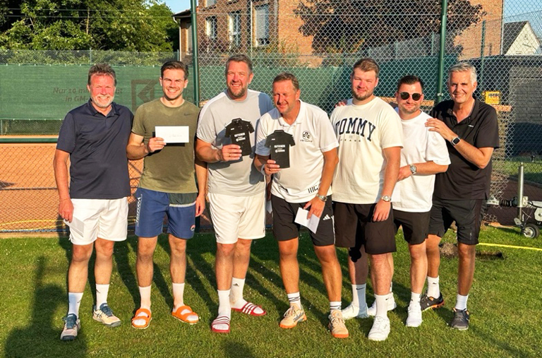 Die drei Herren-Teams auf dem Treppchen der Voxtruper Tennisdays