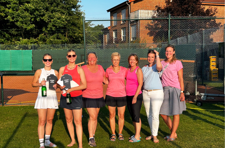 Die drei Damen-Teams auf dem Treppchen der Voxtruper Tennisdays