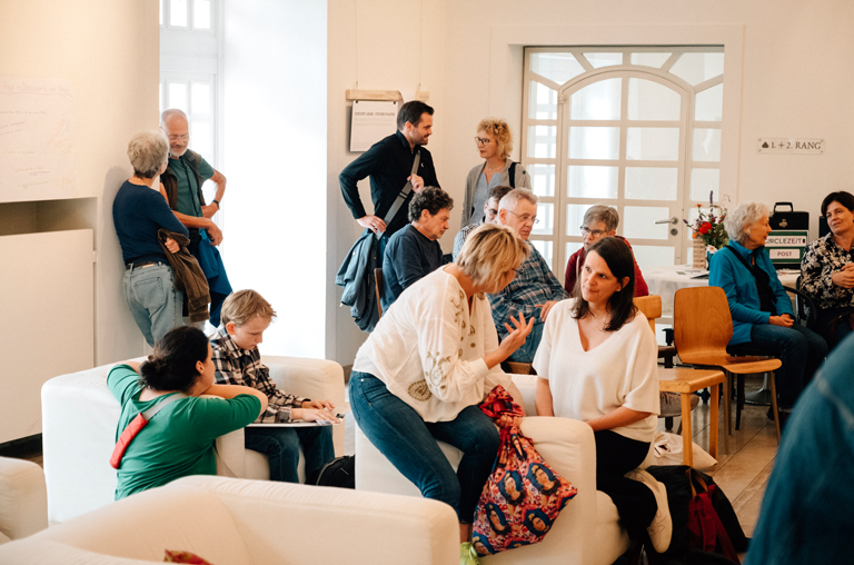 Besucher im Austausch beim Festival CircleZeit © Jane Jachens