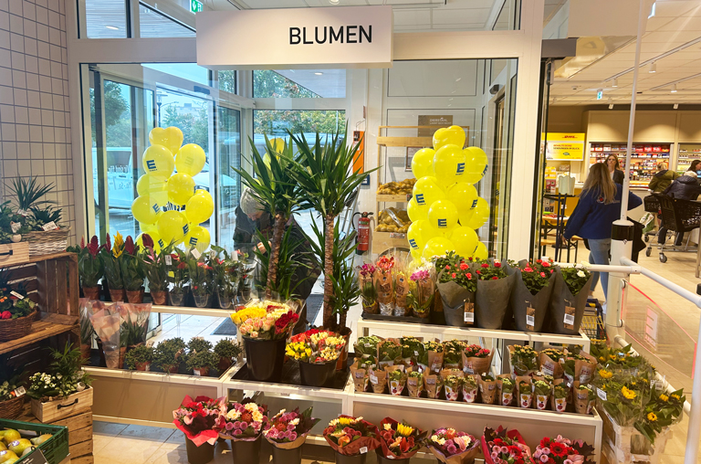 bunte Auswahl an Blumen in der Obst- und Gemüseabteilung