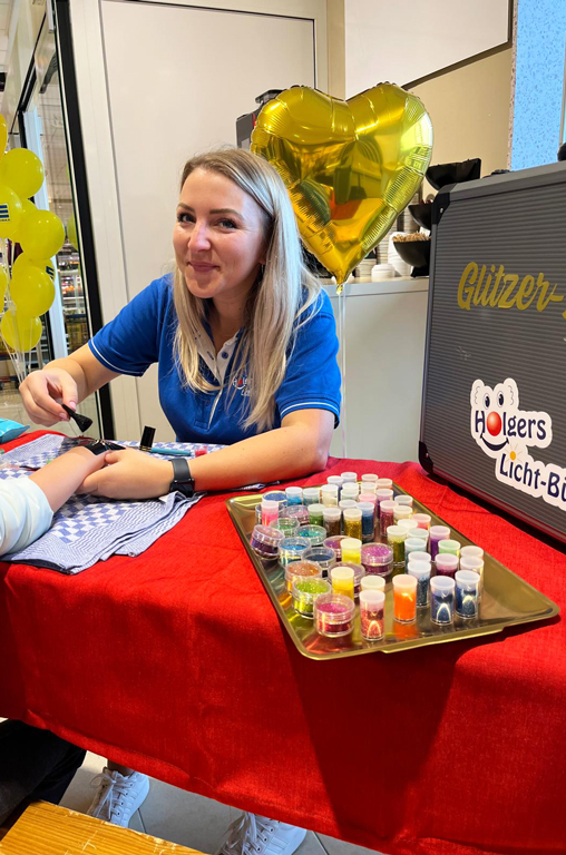 Schminken und Glitzertattoos gibt es für die Kleinen bei der Neueröffnung