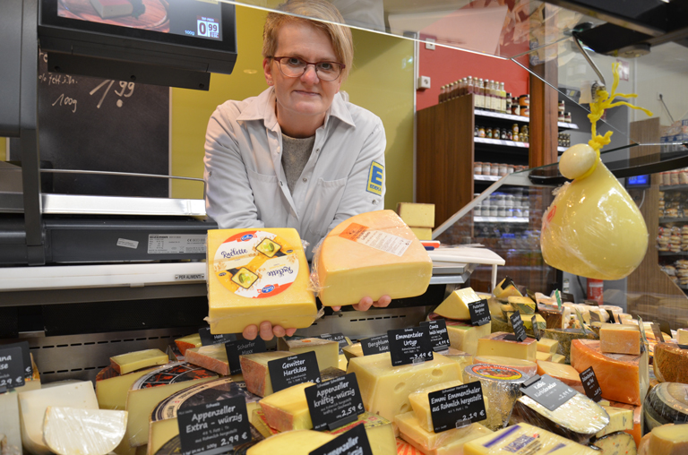 Silke Thies an der Bedienthtke bei EDEKA Kutsche