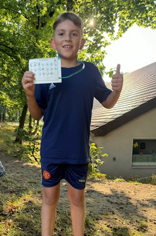 Junge freut sich über sein Ergebnis beim Sponsorenlauf