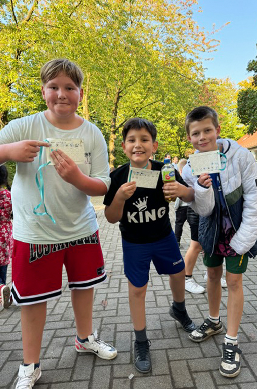 Kinder der Lüstringer Bergschule beim Sponsorenlauf für das Zirkusprojekt