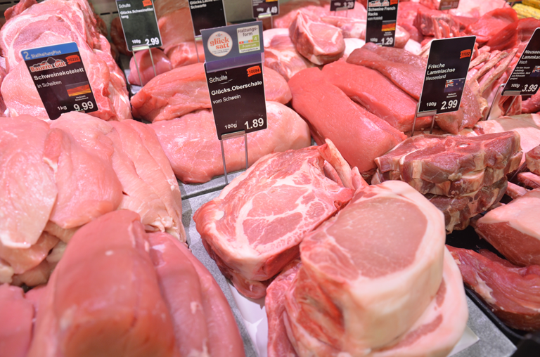 Die Auswahl von glücksatt in den Kutsche-Auslagen reicht von Wurst bis Fleisch.