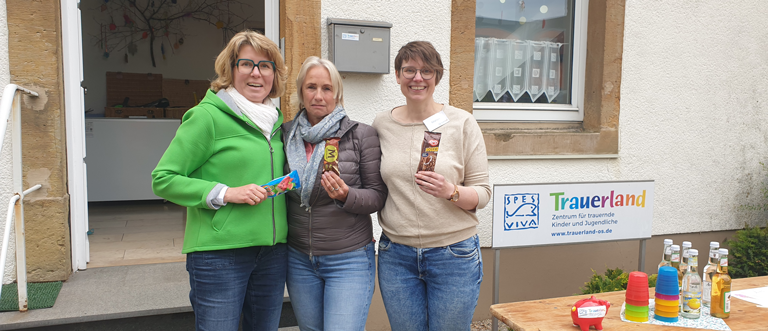 Mitarbeiterinnen von SPES VIVA Trauerland mit Eis in der Hand, dass die Kutsche-Märkte dem Verein gesponsert hatten
