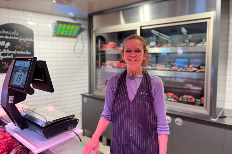 Frau Koch an der Frischetheke in der Krahnstraße