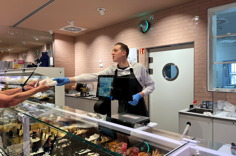 Ein Kutsche-Mitarbeiter bedient eine Kunden an der Frischetheke in Belm