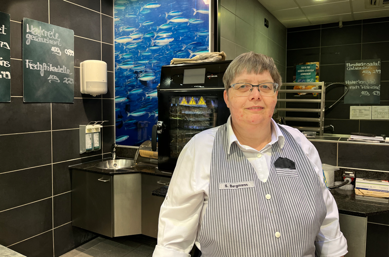 Frau Bergmann aus dem Fischbereich von EDEKA Kutsche in Voxtrup