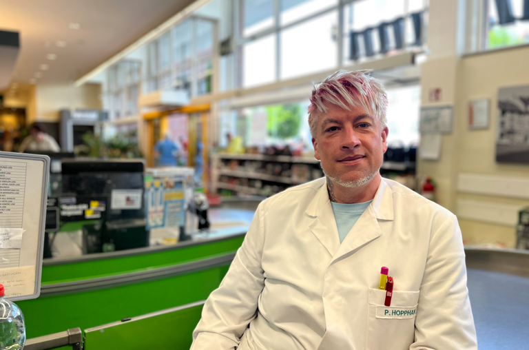 Herr Hopphak an der Kasse bei Kutsche in der Lotter Straße