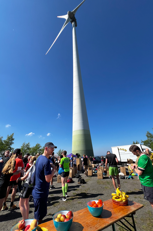 Ein Tisch mit Schalen voll Obst gesponsert von den Kutsche-Märkten auf der Felsrippe auf dem Piesberg beim Gipfelsturm
