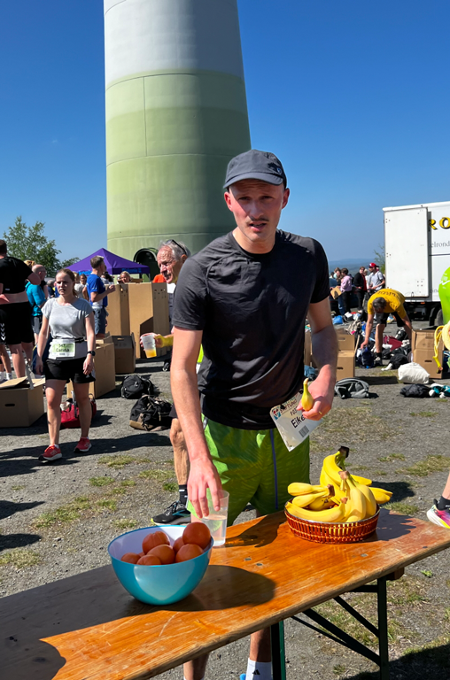 Ein Sportler bedient sich am gesponserten Obst