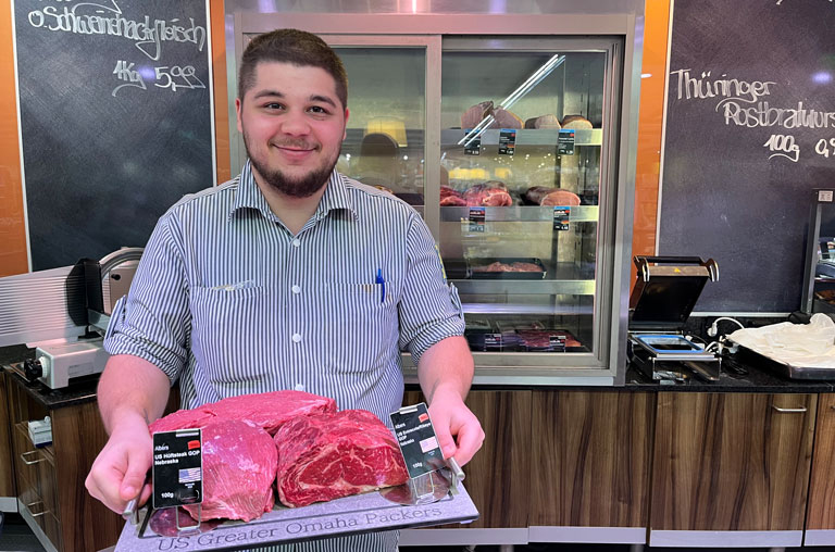 Mitarbeiter Kutsche-Märkte mit Greater Omaha Packers Nebraska Beef