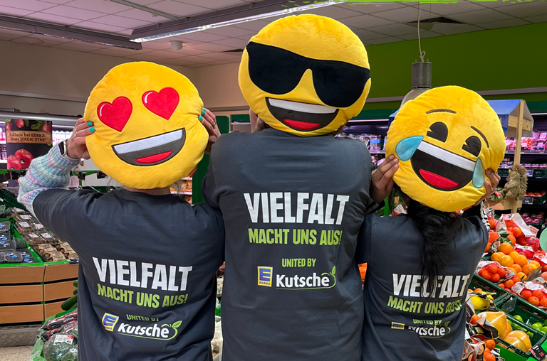 Azubis mit speziellen Shirts und Emoji-Kissen 